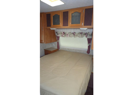 Keystone Sprinter Queen bed w/wardrobe